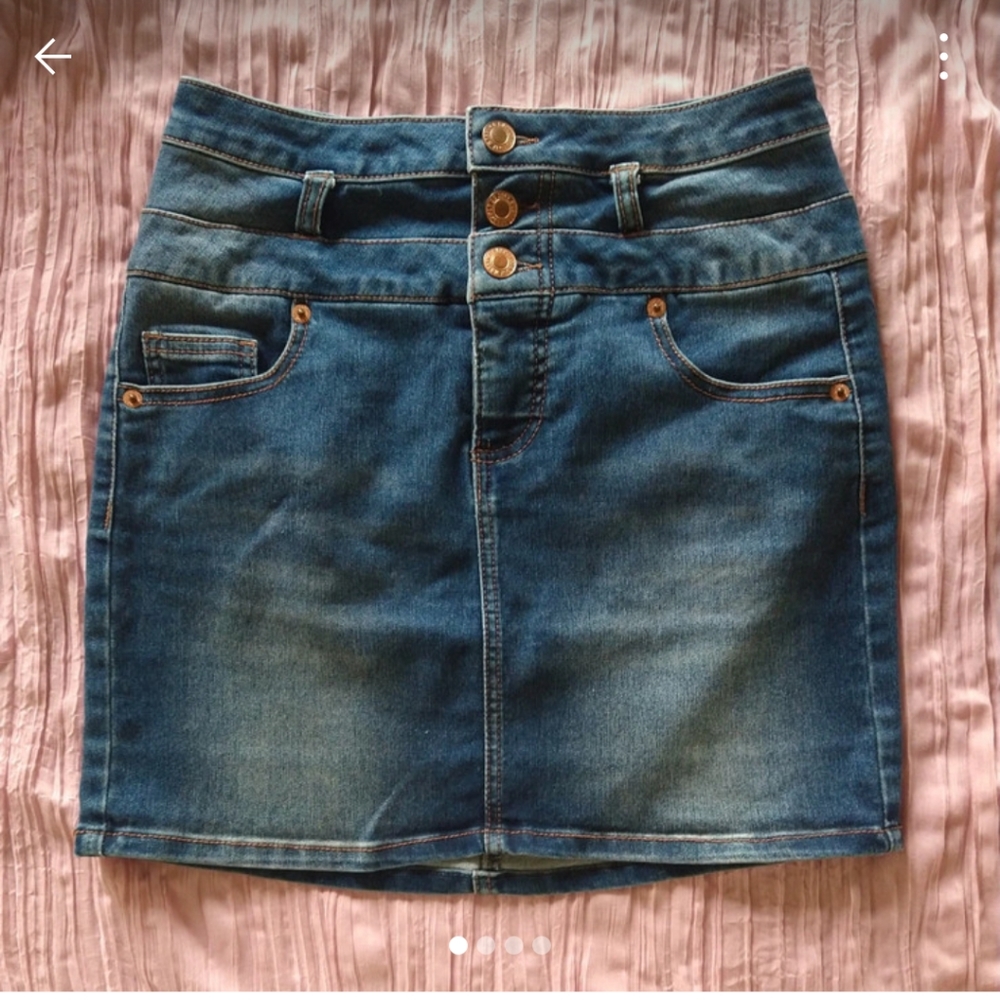 Hight waisted denim mini skirt. Size 3